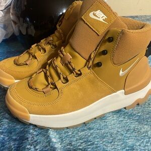 Nike Women's Boots Size 6.5 City Classic Shoes Winter Hiking Sport Wheat Brown